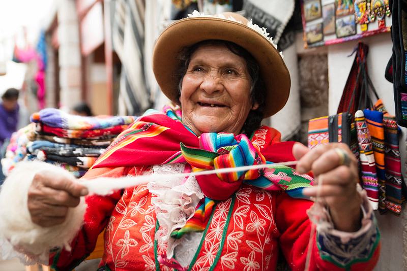 Hilado de tejidos, en Pisac