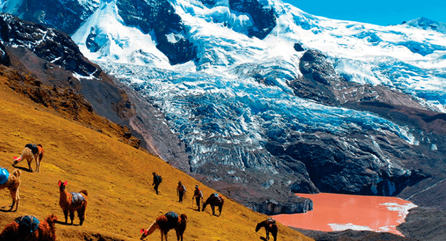 Puca Cocha, o laguna roja o de chocolate.