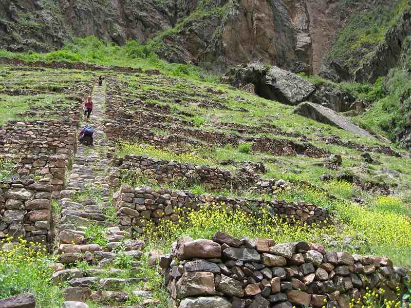 caminata hacia el portal Inca. ollantaytambo