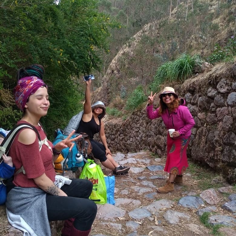 Visitantes disfrutando del Camino Inca para llegar a la caída de agua de Poc Poc en Chinchero