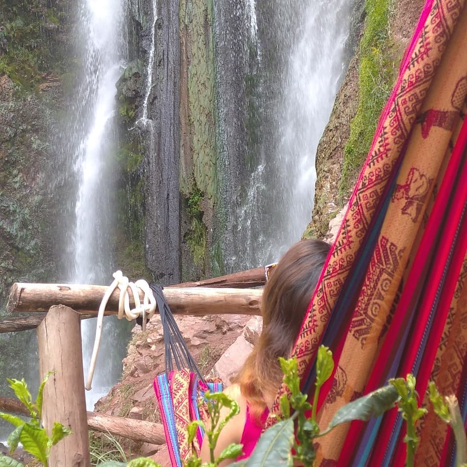 Disfrutando de la naturaleza frente a la hermosa catarata de Poc Poc