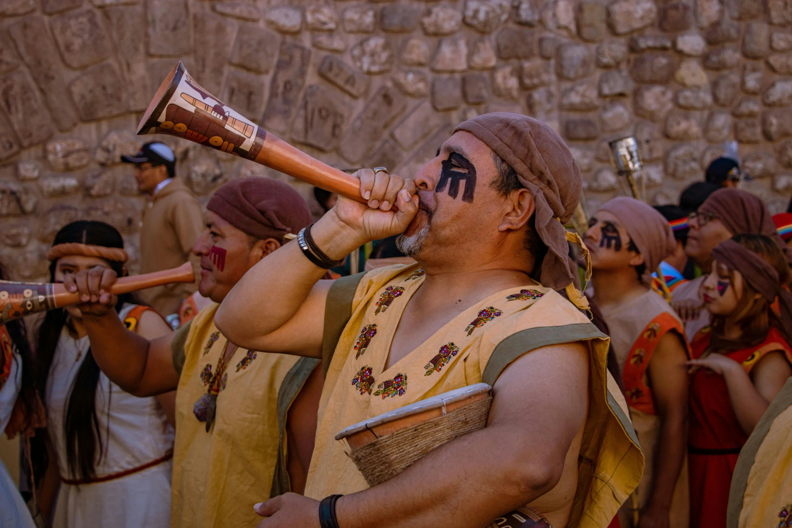 Músicos vestidos en el Inti Raymi