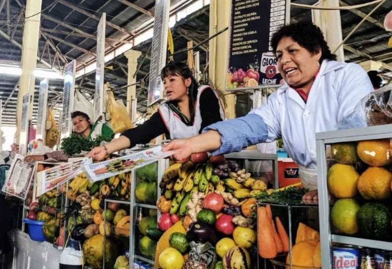 Señoras vendiendo en el mercado San Pedro