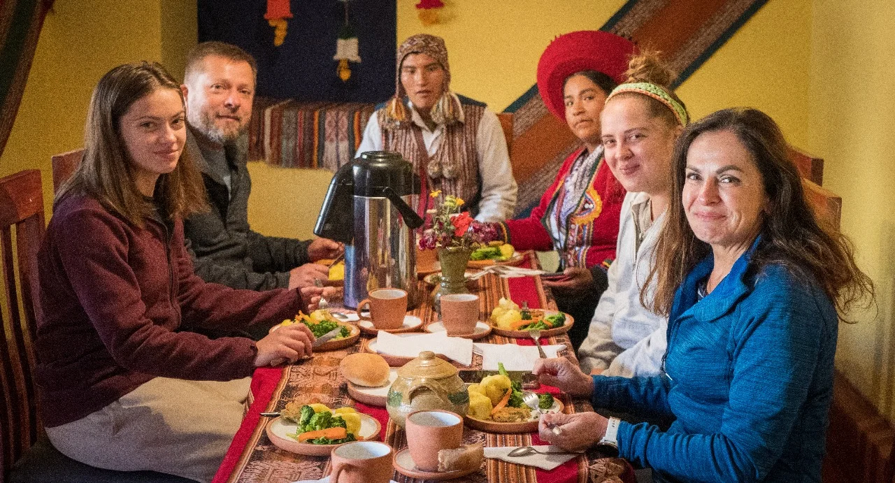 A family doing experiential tourism in Chinchero