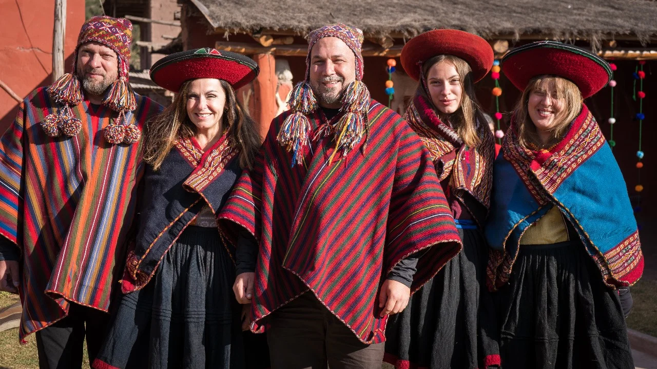 A photo of a family doing experiential tourism in Chinchero