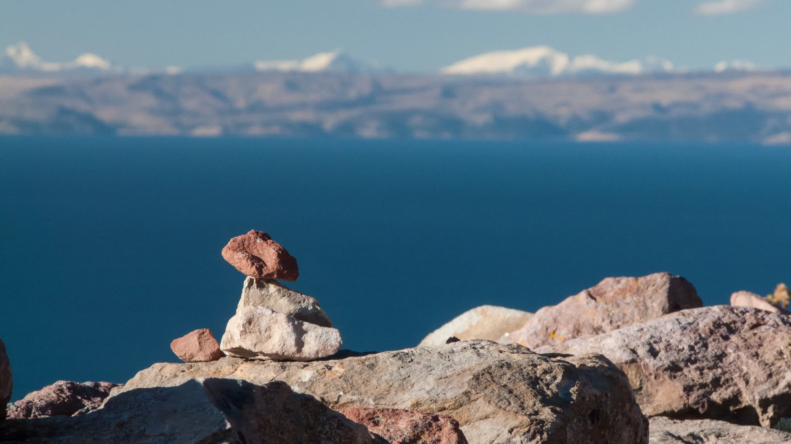 Apachetas en la Isla AmantanĂ Puno