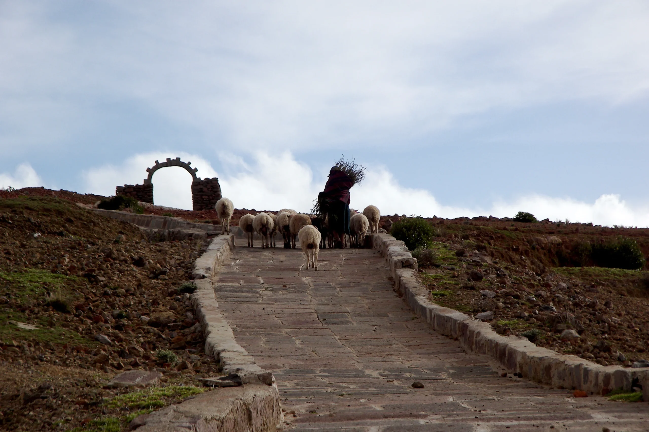 Locales en camino al mirador de la Isla AmantanĂ