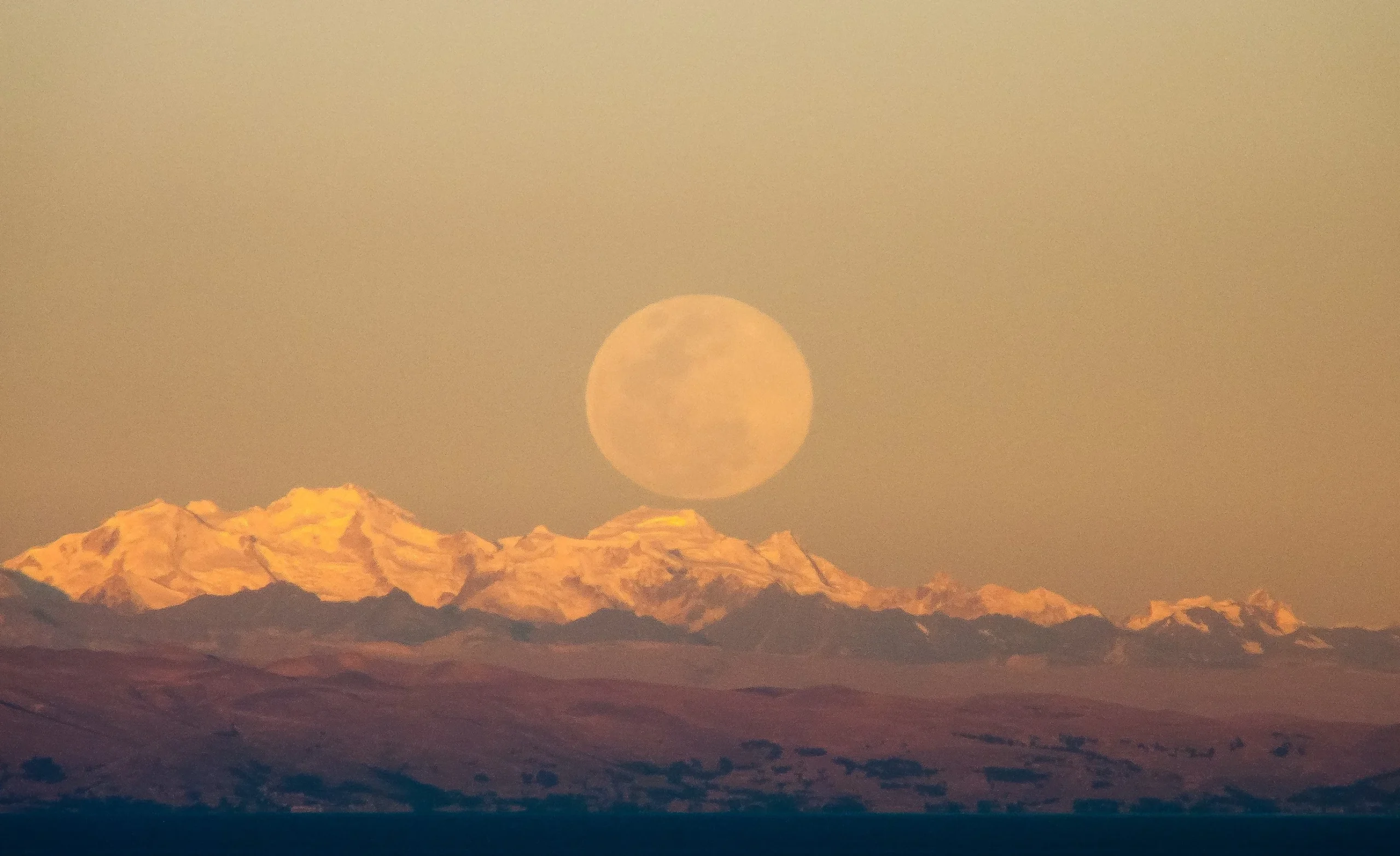 Luna llena en Puno Lago Titicaca