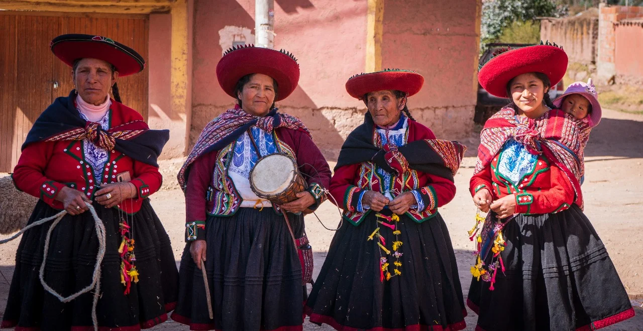 Mujeres en Chinchero que brindan el Turismo Vivencial en Cusco
