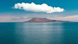 Vista de la Isla AmantanĂ desde lo lejos