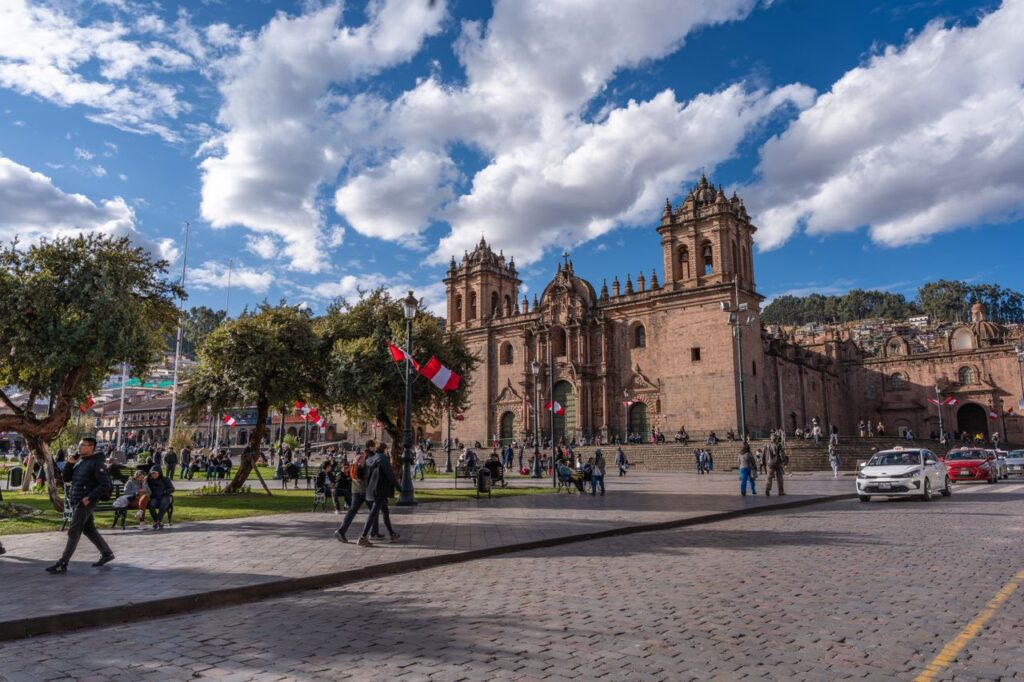 Tour Perú 8 Días – Lima, Cusco, Machu Picchu, Montaña de Colores y Laguna Humantay