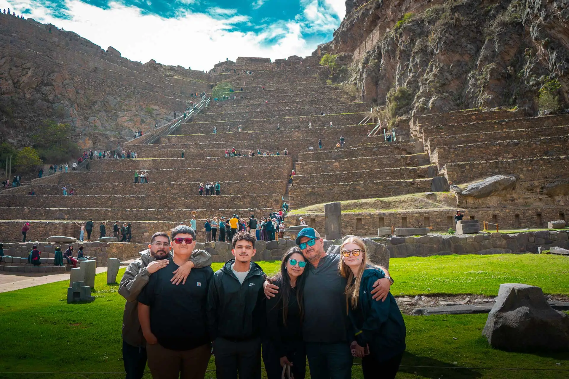 Viajeros en las terrazas incas de Ollantaytambo