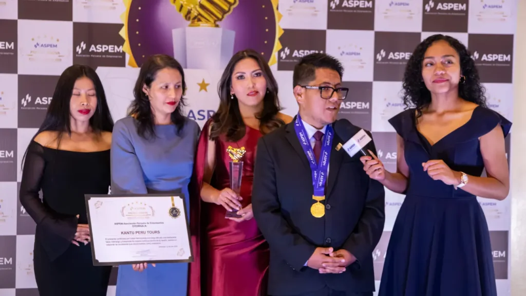 Reconocimiento a la innovación y liderazgo en el sector turístico.