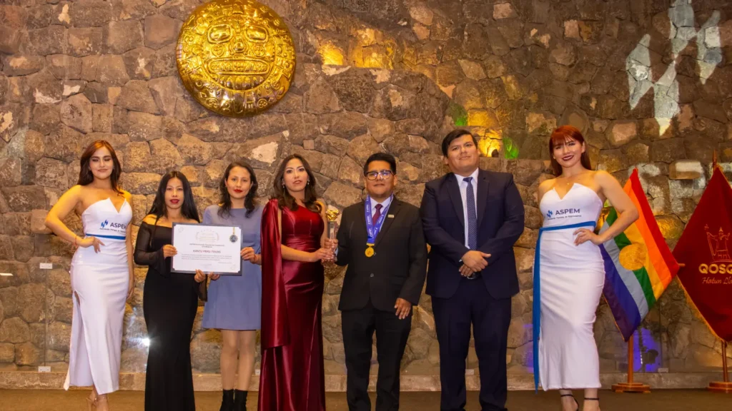 Reconocimiento a la innovación y liderazgo en el sector turístico.
